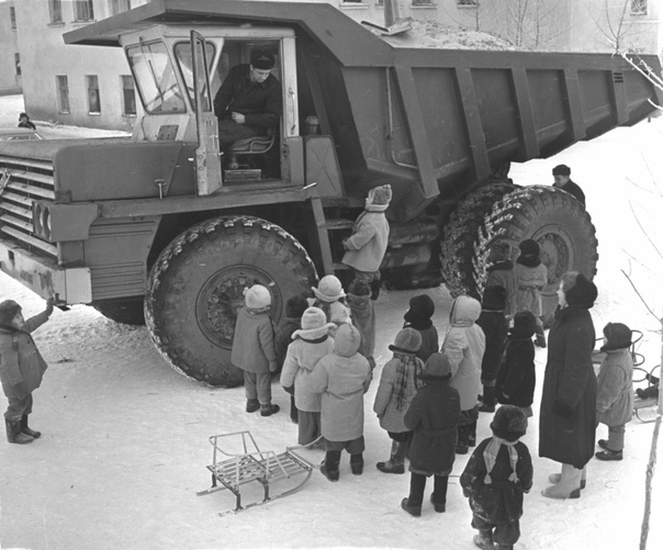Водитель Белаза и советские дети 