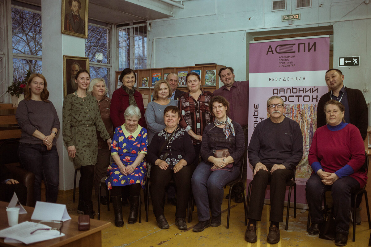 На фото писатель Антонина Яхина на встрече с резидентами.