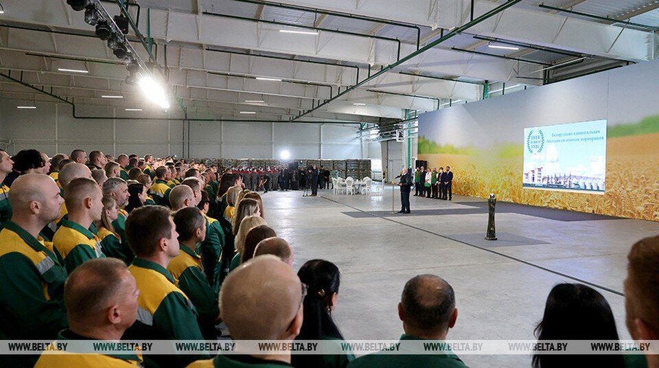     Президент высказался о ценах и дефиците товаров. Фото: БелТА.