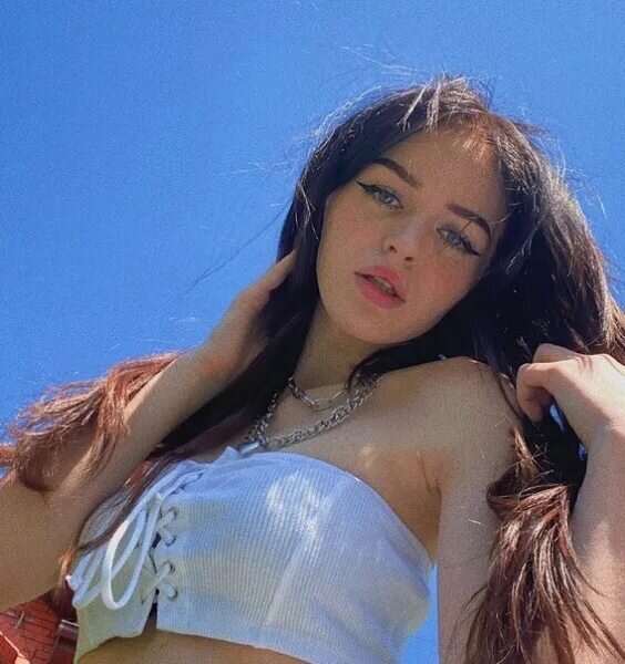 Вот фотографии сестры.