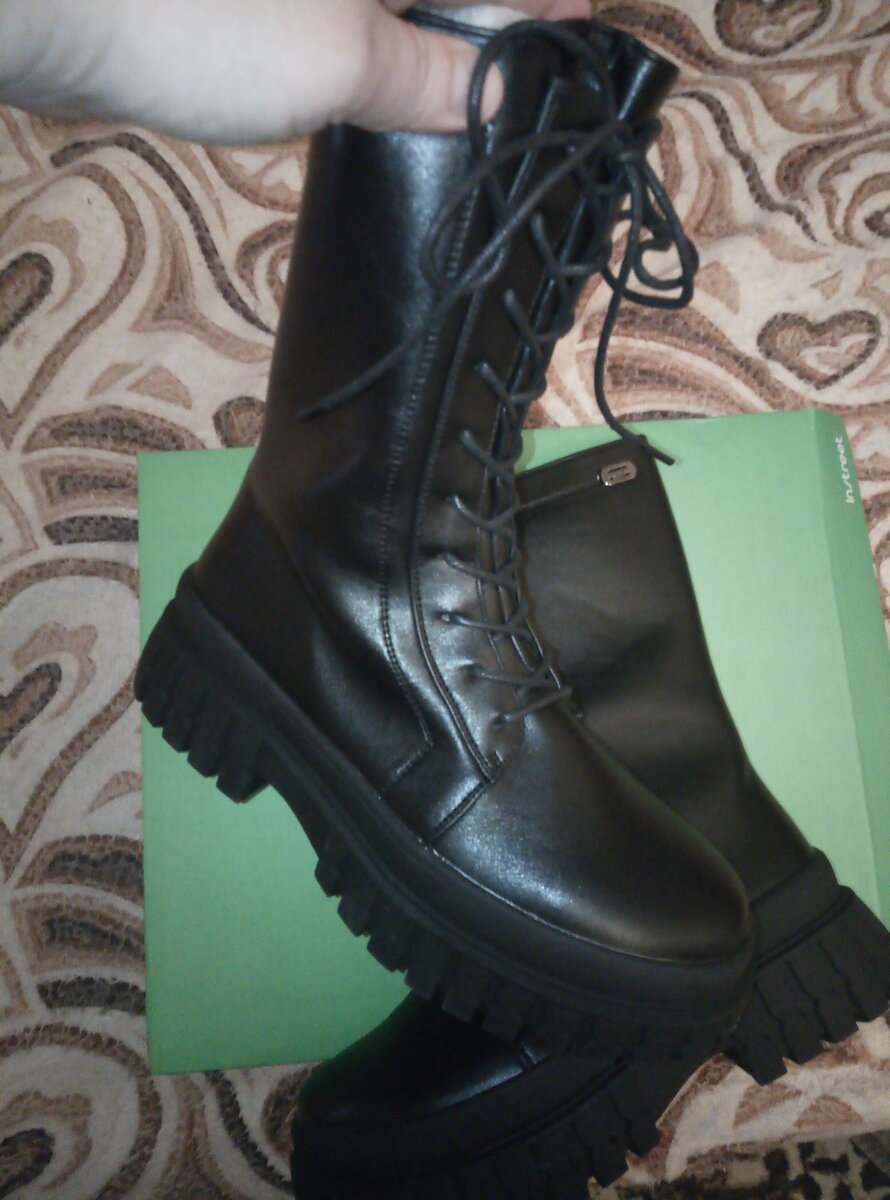 Сбоку у них замочки