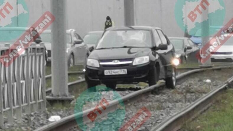     В Советском районе Казани водитель отечественного автомобиля вылетел на трамвайные пути и застрял там. О случившемся рассказали очевидцы в социальных сетях.