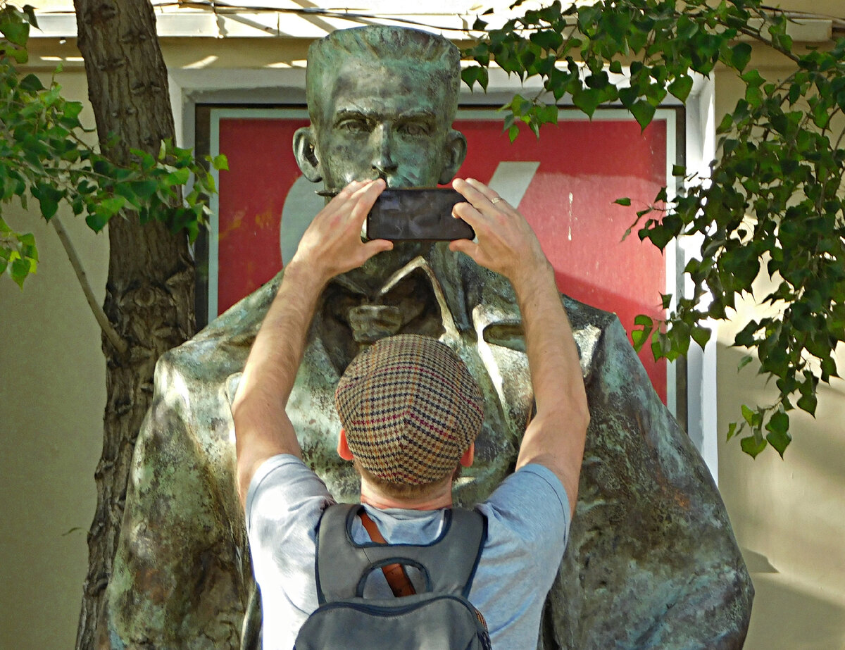 Автор фото Татьяна Карпова (Самара): "Лицом к лицу лица не увидать" - памятка фотографу)."  Калинда: "Зато увидать нос или ус. Смотря что хотеть увидать))))..."
