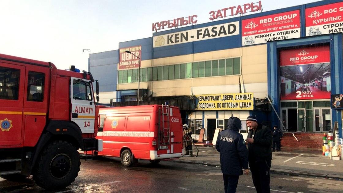    Пожарные тушат пожар:ДЧС Алматы