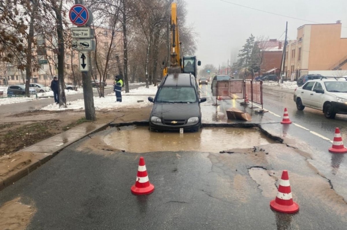    В полиции рассказали, как «Шевроле Нива» провалилась в яму с водой