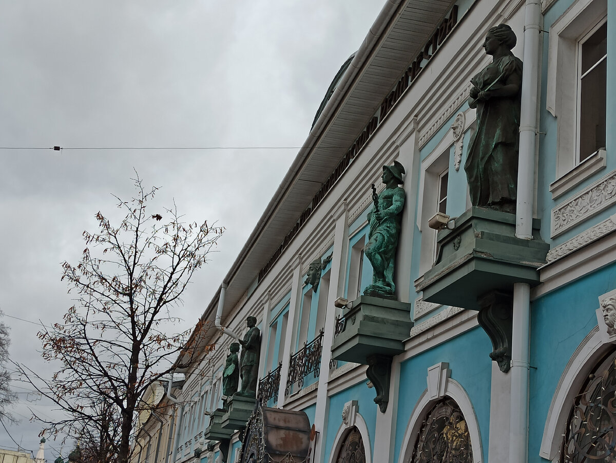 Гастроном - в прошлом магазин купцов Елисеевых. Находится в центре, недалеко от музея-заповедника. Здесь можно купить сувениры. При гастрономе есть буфет, там можно пообедать. 