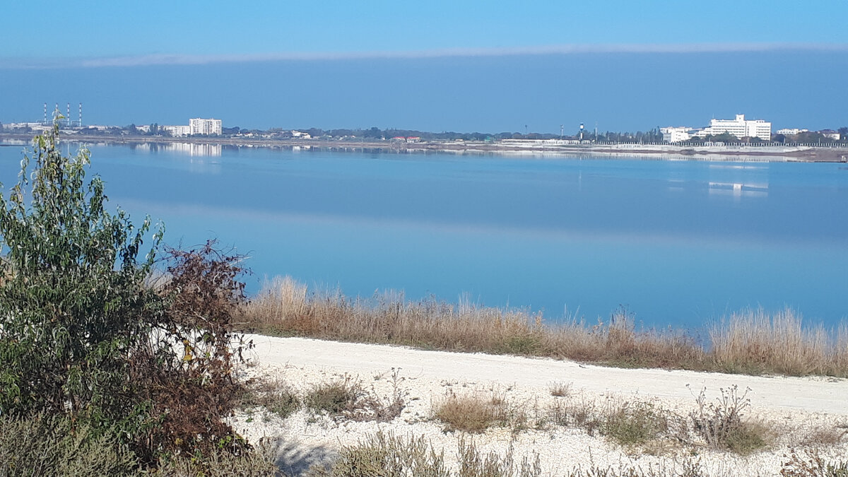 Наша квартира на дальней стороне озера, в г. Саки .А участок рядом с озером.сфоткала по пути с участка