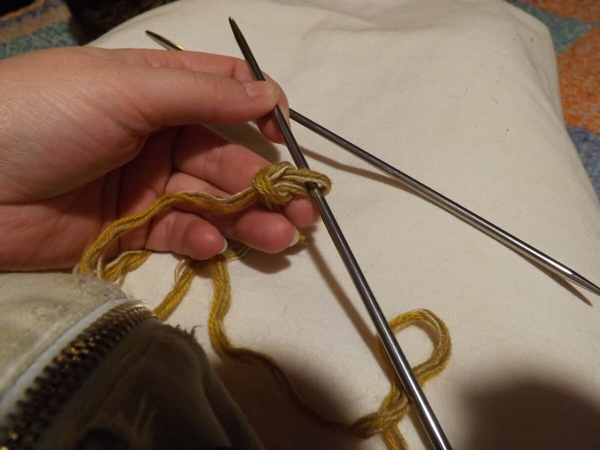 Начинаем с петельки. Подвижная часть -- рабочая нить (а не кончик)