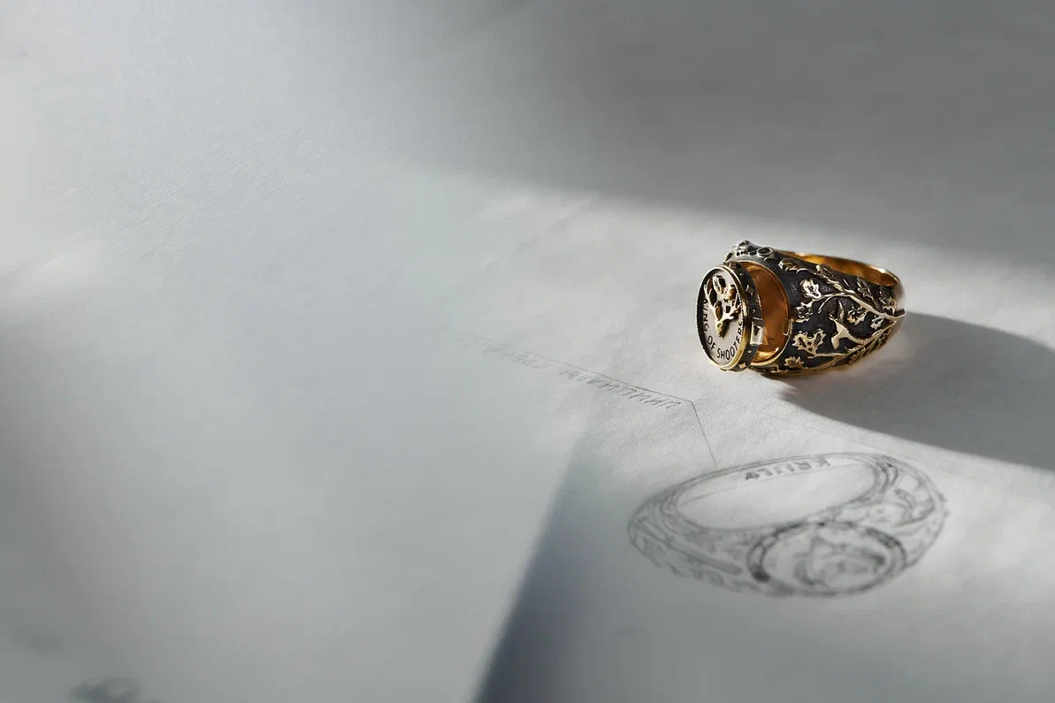 Знак высшей награды. В секретном отделении можно хранить памятную часть добытого трофея или немного пороха на удачу. На крышке изображена эмблема клуба. Ветви дуба полностью обвивают перстень, между листьями и жёлудями прячется фазан, на которого нацелено ружьё охотника.

Перстень присваивает титул Короля Охоты за многолетнее членство в клубе и призовые места на протяжении трех лет.