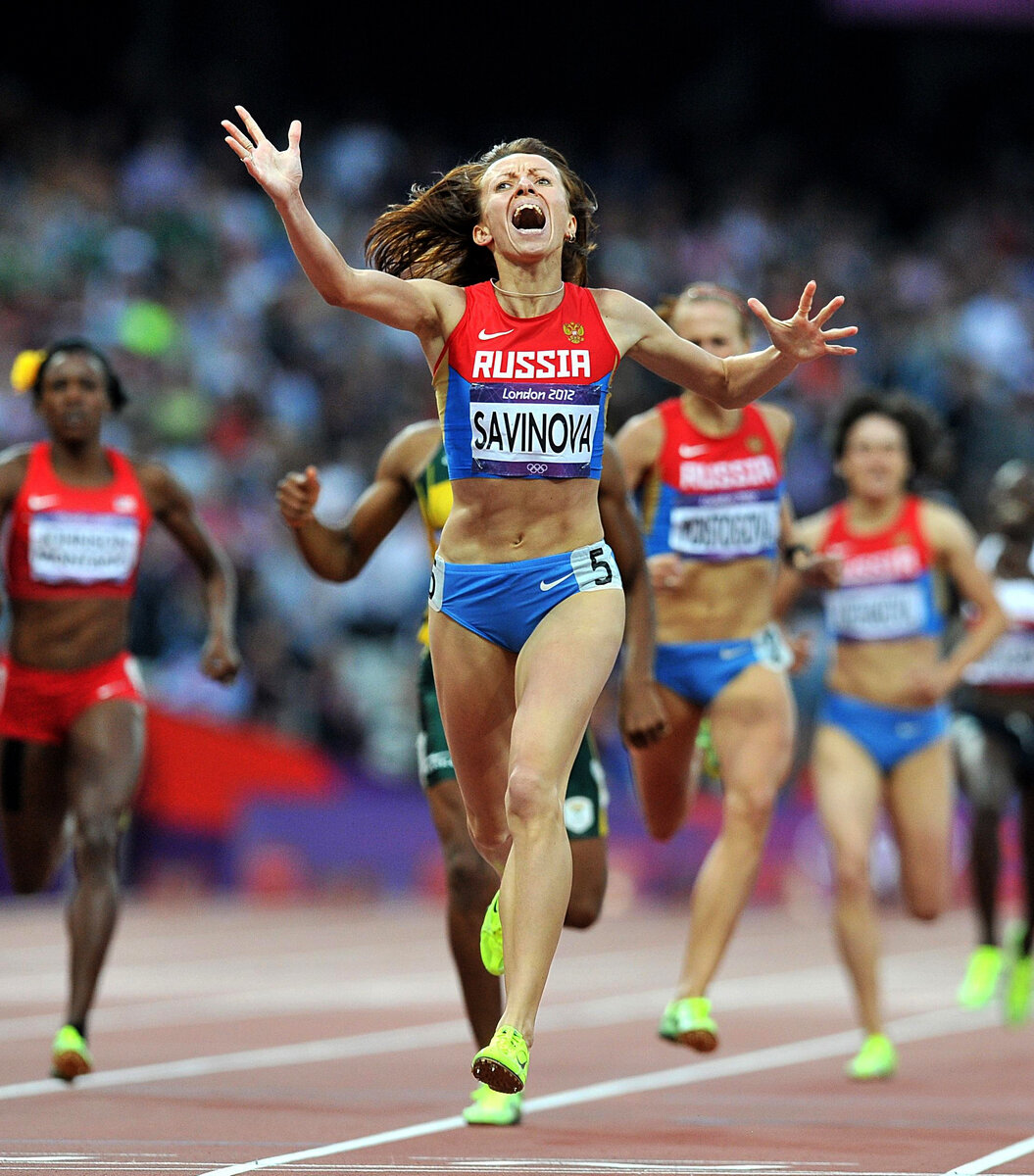    Мария Савинова (позже дисквалифицированная) побеждает в беге на 800 м среди женщин в финальный вечер легкой атлетики на Олимпийском стадионе в Лондоне, 11 августа 2012 года