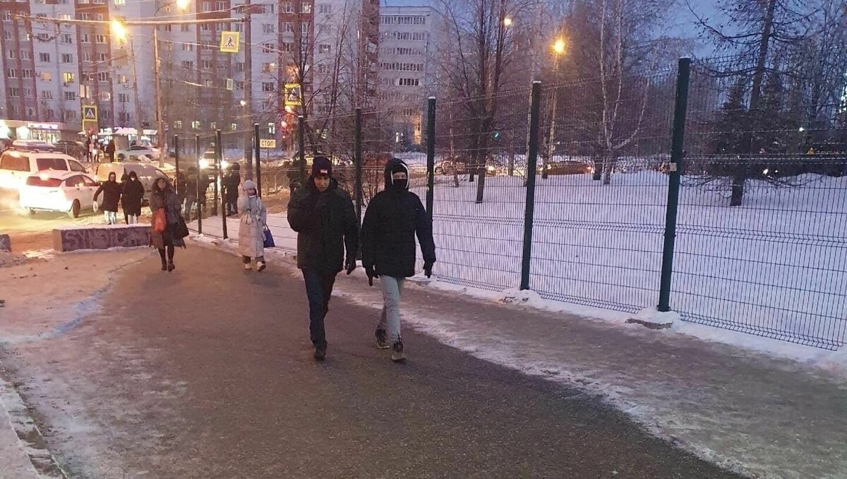     В Казани студент Казанского федерального университета пристыдил ответственных за уборку льда должностных лиц. Он вместо них убрался на территории «Деревни универсиады». Соответствующая публикация появилась в сообществе обучающихся во «ВКонтакте».