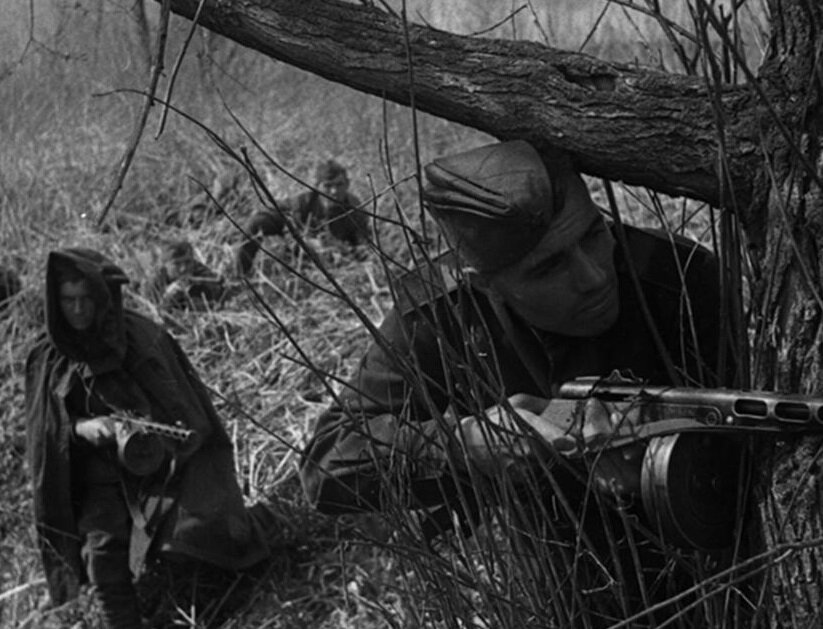 Советские разведчики в лесу.