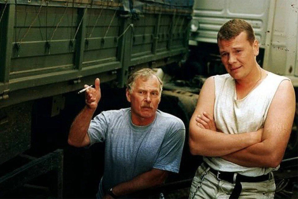     В сериале «Дальнобойщики» Гостюхин (слева) сыграл вместе с Владиславом Галкиным. Кадр из фильма