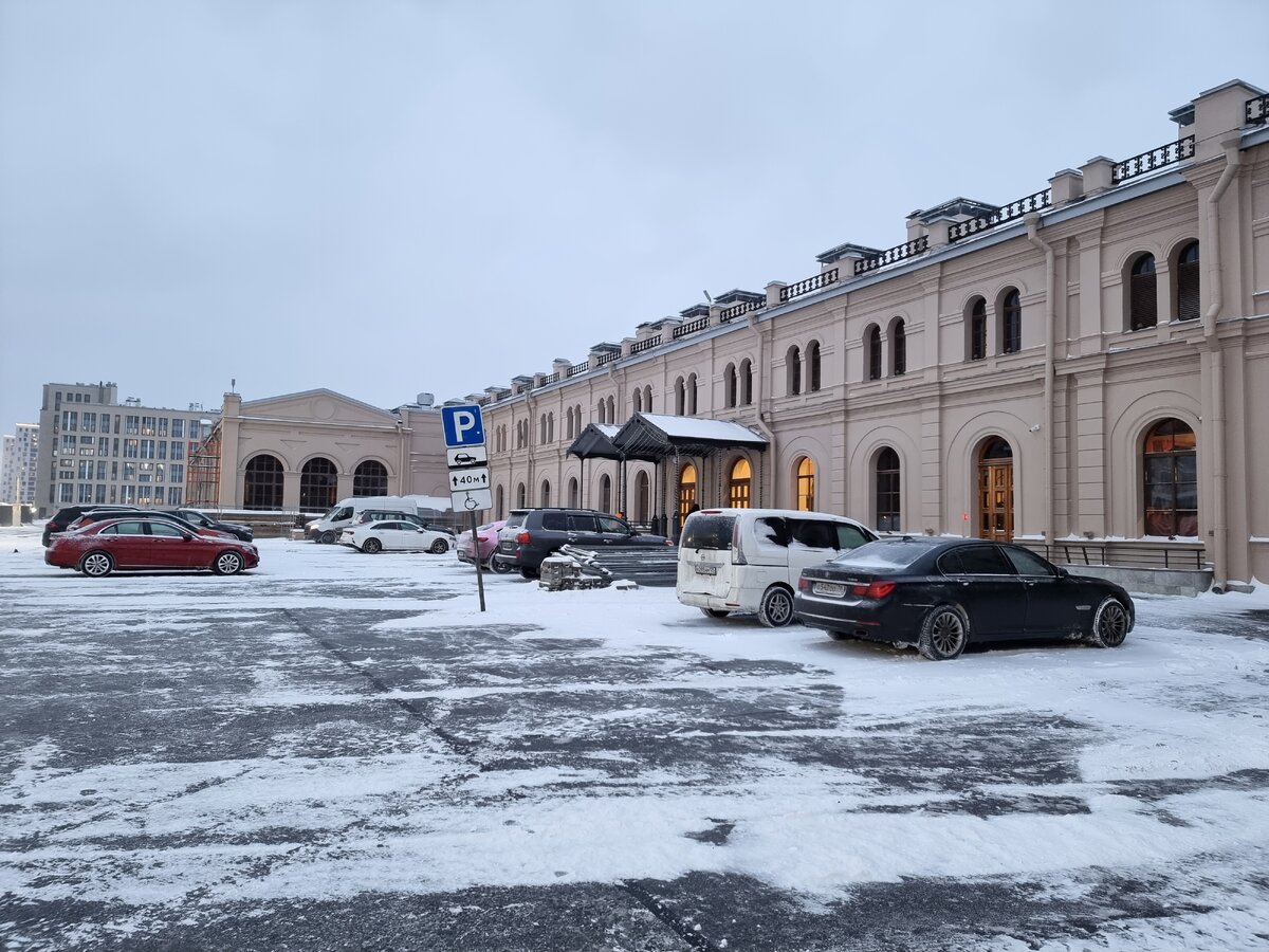 Парковка пока не забита даже на половину