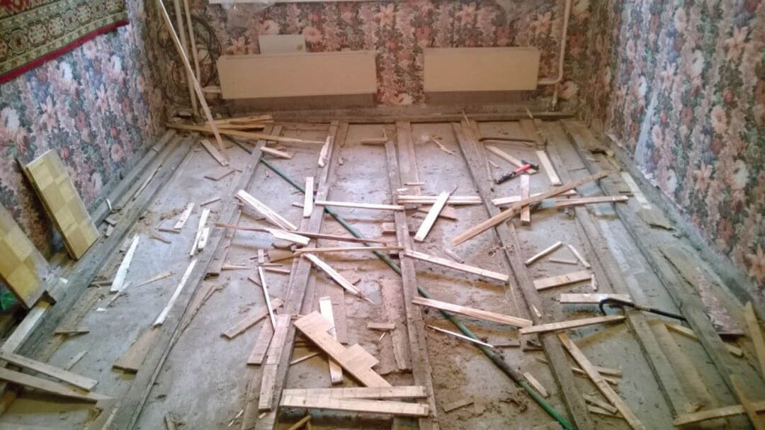 Вскрытие пола в квартире. Демонтаж деревянного пола в квартире. Старые полы в квартире. Деревянные перекрытия в хрущевке. Демонтаж старого пола.