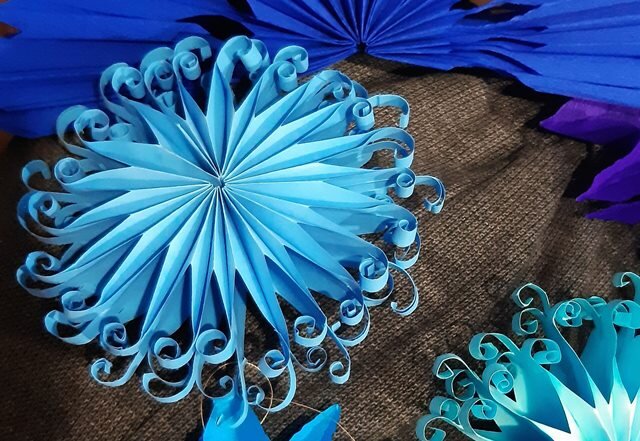 Объемные снежинки из бумаги