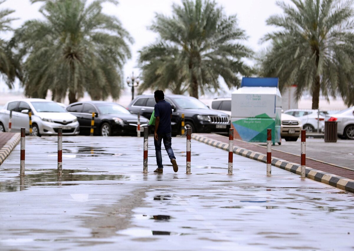 Бывают ли дожди в дубае. Дождь в ОАЭ 2021. Ливень в ОАЭ. Искусственный дождь в Дубае. Ливень в Дубае.