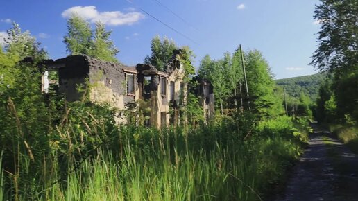 Побывал в заброшенном городе Верхняя Губаха. В СССР его выселили, но часть людей вернулась