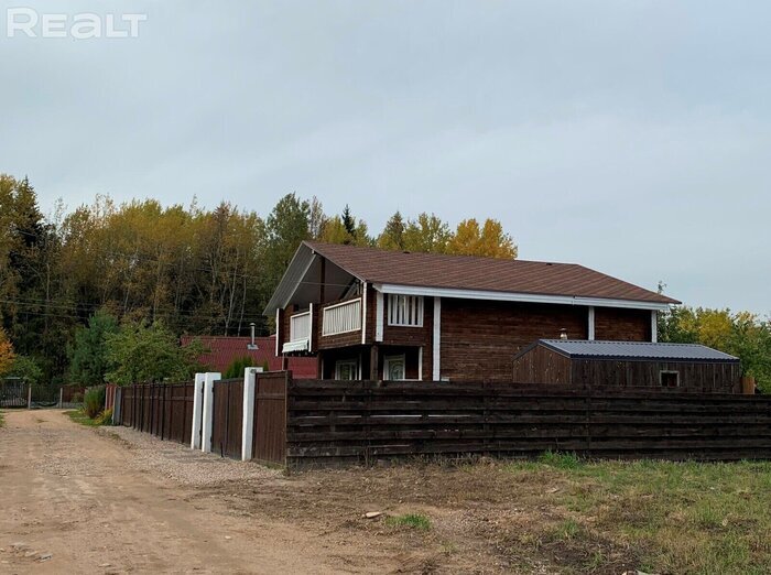 Рядом с Минском, в пяти минутах от на горнолыжного курорта «Силичи», продается современный деревянный дом дляя круглогодичного проживания.