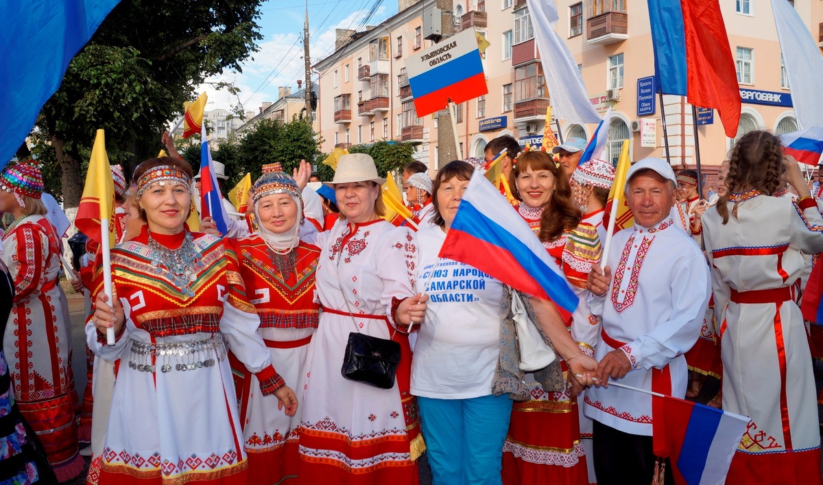 Россия – это страна с бескрайними просторами, объехать которые не удастся и за несколько жизней. В этой стране вы найдете массу удивительных мест для детей и для взрослых. Ну а если хотите совет напоследок, то начните путешествие с Москвы – столицы России, являющейся культурным и историческим центром этого огромного государства.

