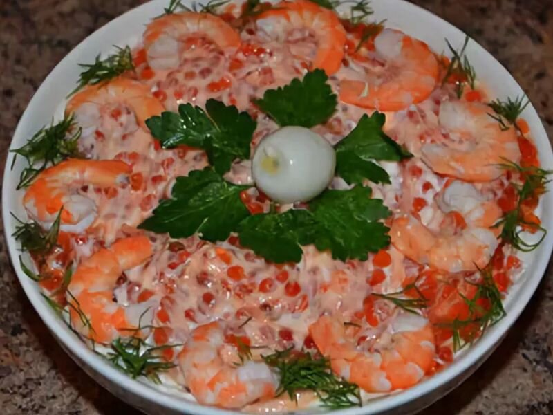салат с кальмарами и креветками. рецепт кальмары креветки икра. рецепт кальмары креветки икра. салат с креветками и крабовыми палочками нептун кальмарами. салат нептун с креветками и кальмарами и красной икрой.