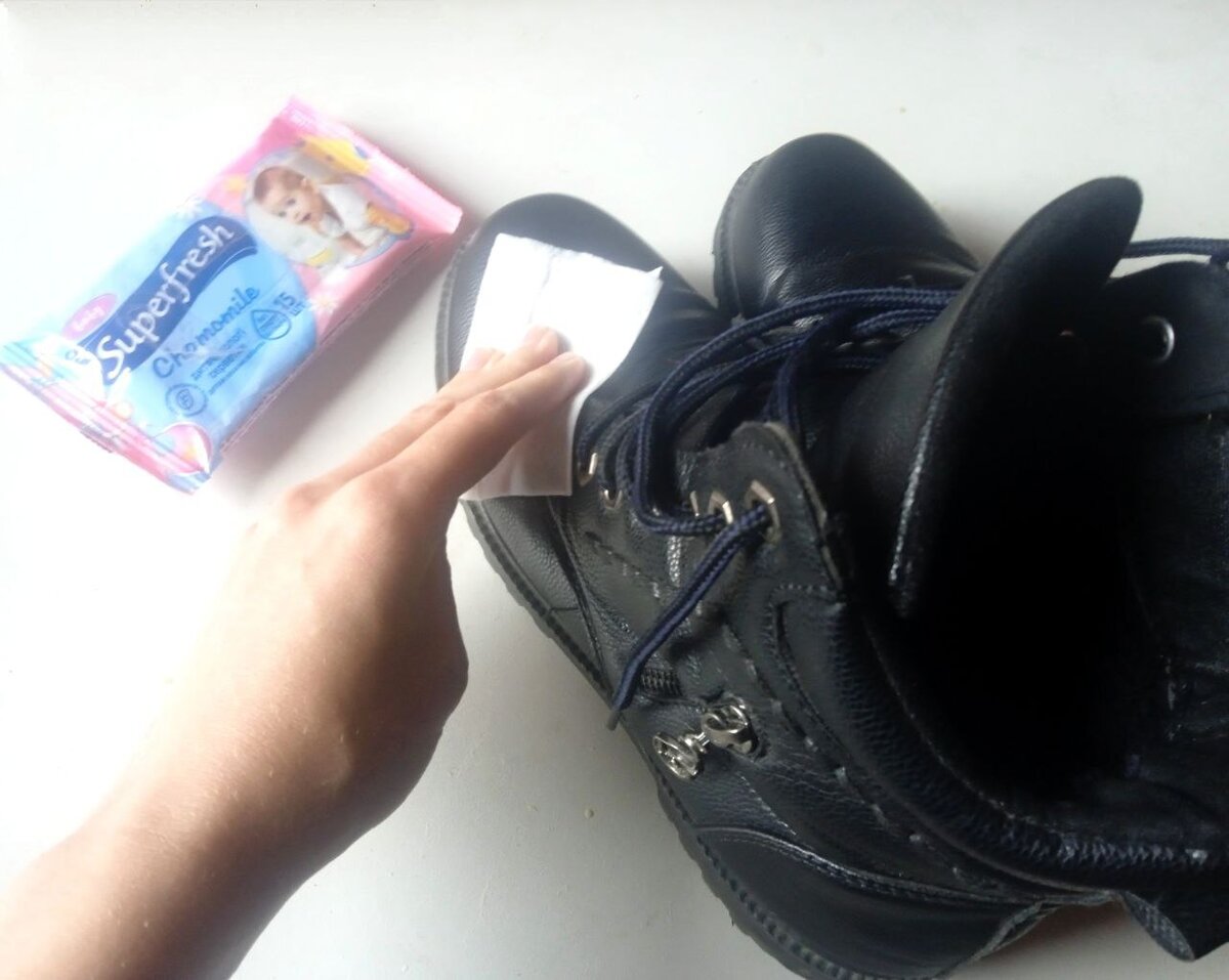 Перед применением средств для повышения влагонепроницаемости не забудьте почистить обувь 