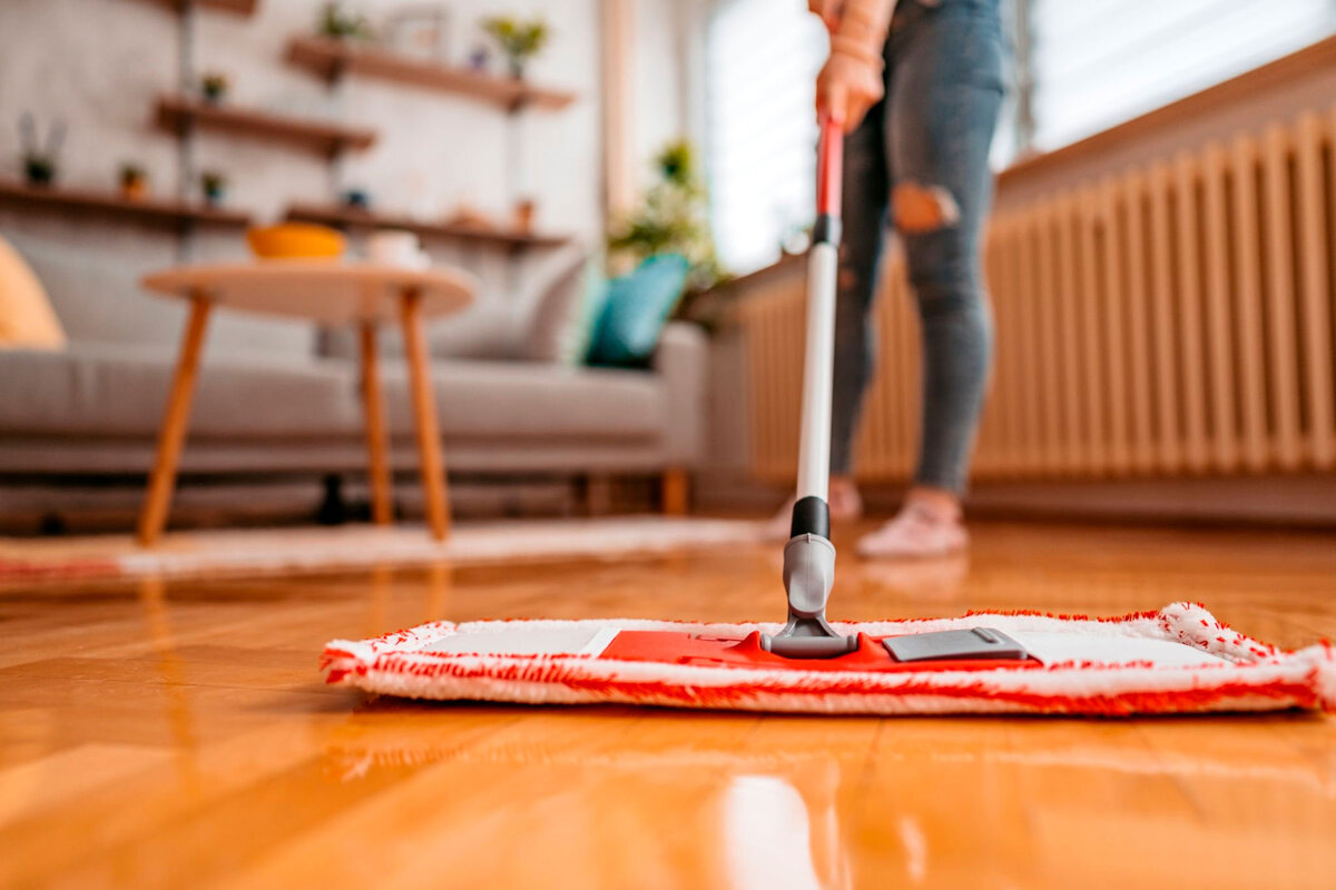 Влажная швабра. Уход за ламинатом. Mop the Floor. Комната с блестящим паркетом. Хрупкие поверхности в мебели.