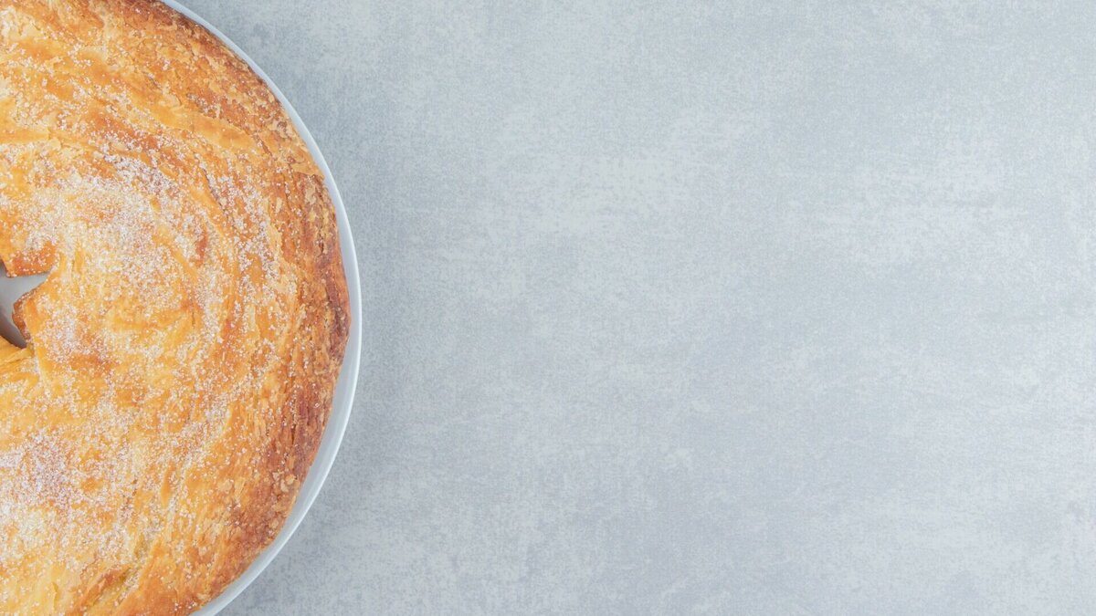     Губадия — это вкусный и сытный многослойный пирог. Это блюдо готовится по праздникам, обязательно на свадебном столе, при торжестве в честь имянаречения, при встрече дорогих гостей. По обрядовому значению близок к русской кулебяке. Традиционный вариант сладкий и подается к чаю.