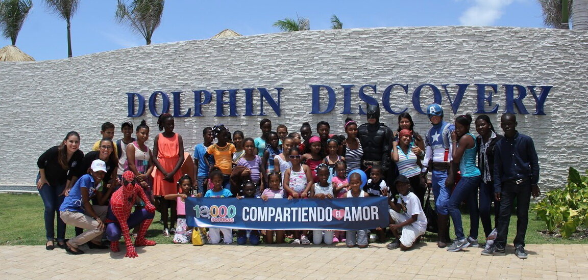 У входа в дельфинарий Dolphin Discovery