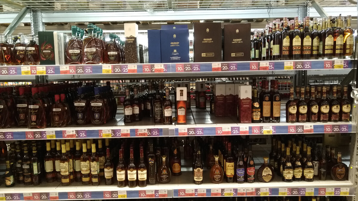 Больше всего подвергся новогоднему разграблению коньячный отдел...