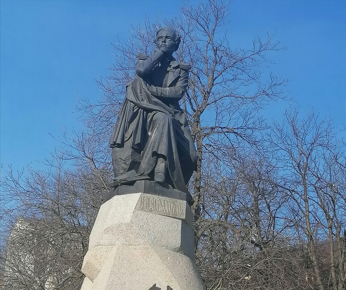 Фото памятник лермонтову в геленджике