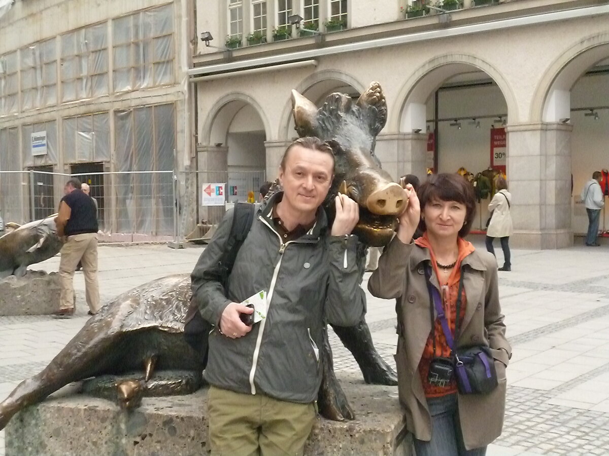 Мы с сестрой возле кабанчика.