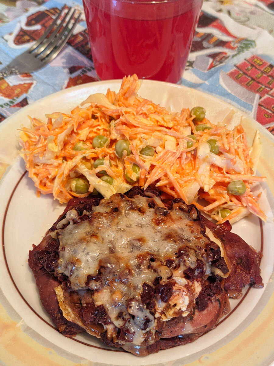 Мясо с брусникой, яблочной аджикой и сыром, салат из моркови, капусты, горошка, майонеза. Вишнёвый кисель.