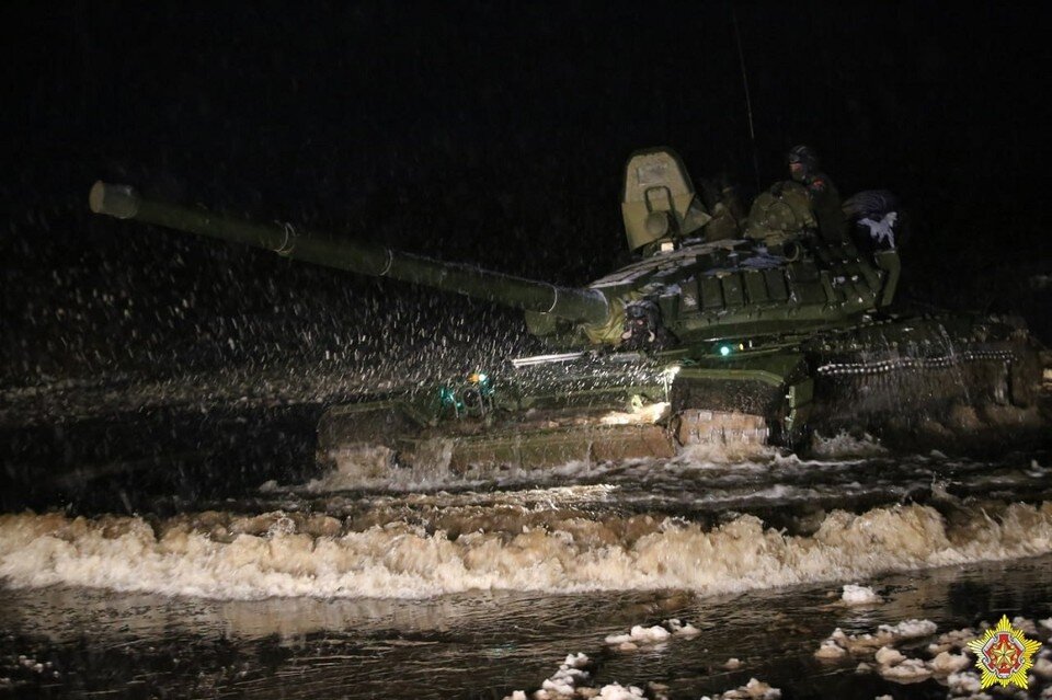     В Минобороны показали как ночью 9 января белорусские танкисты преодолевали водную преграду. Фото: Олег Некало | «Ваяр»