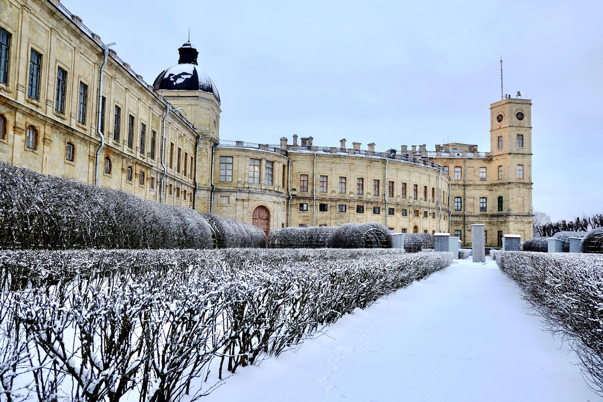 Гатчинский дворец со стороны Собственного сада.