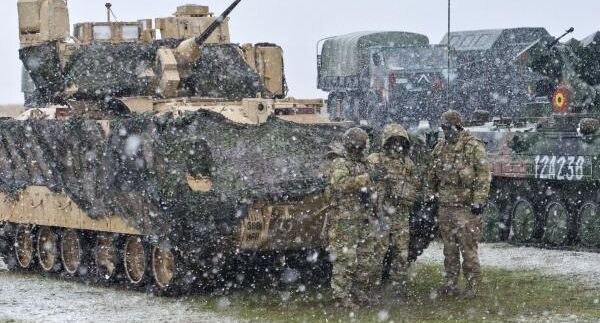 Военнослужащие возле американской боевой машины пехоты M2 Bradley во время совместных учений армий США и Румынии в рамках операции «Атлантическая решимость»📷
