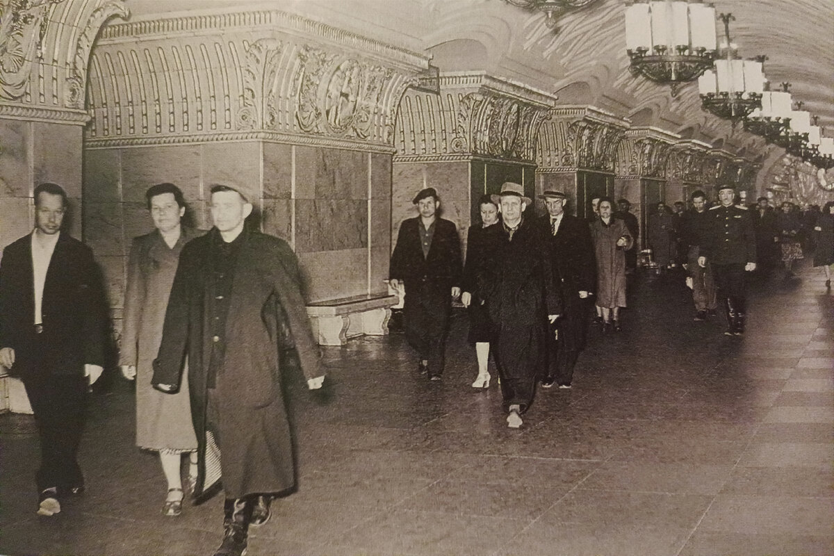 Центральный зал. 1955г. Фото В. Кошевого. Источник: Е. Ларичев, А. Углик. "Московское метро". 2007г.