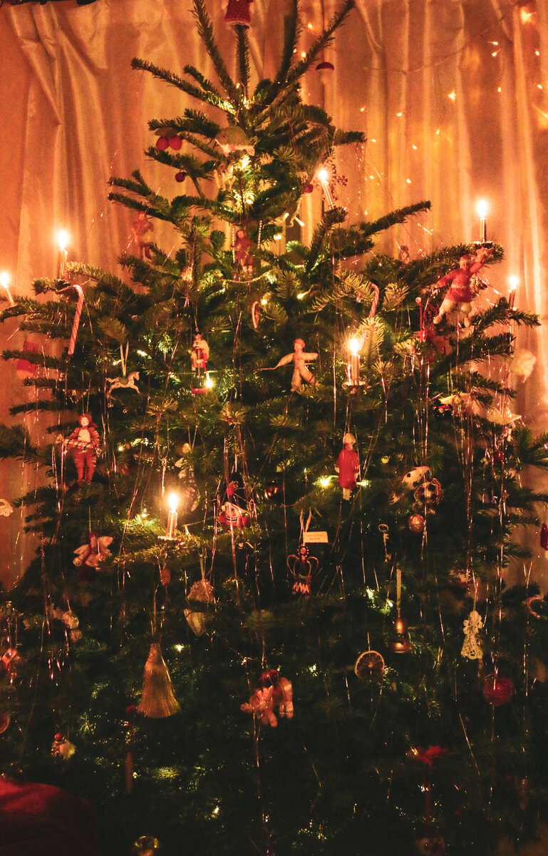 Пихта фразера со стаеариновыми свечами и медным дождем.