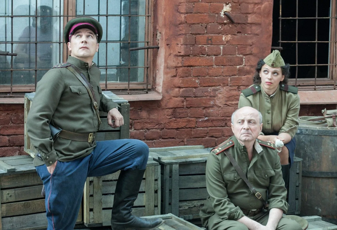 В военном фильме "Спутники" (2015)