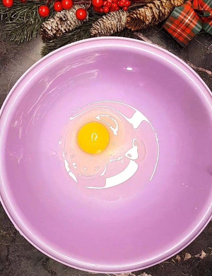 В чашу добавляем соль, подсолнечное масло и яйцо, все соединим и наливаем кипяток ...