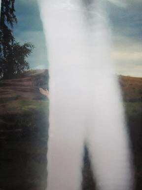 Первое мое фото с Аркаима. Посмотрите какие энергетические столбы проходят сквозь наши тела в Местах Силы. Даже фотоаппарат зафиксировал.