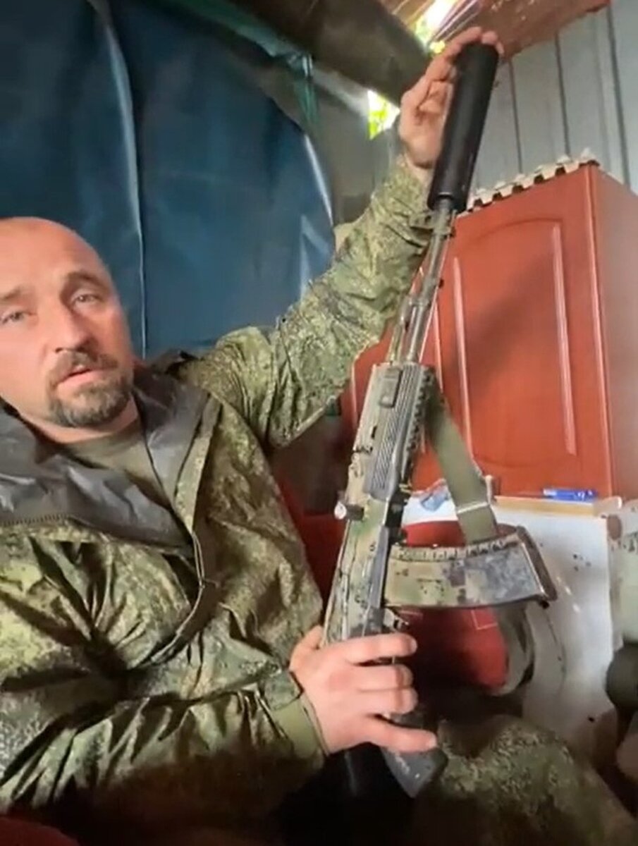     Бывший хозяин навесил на автомат все, что смог купить в интернете и автомат стал весить 6 кило. Как с ним воевать, «Лис» не понимает. Но красиво. Дмитрий СТЕШИН