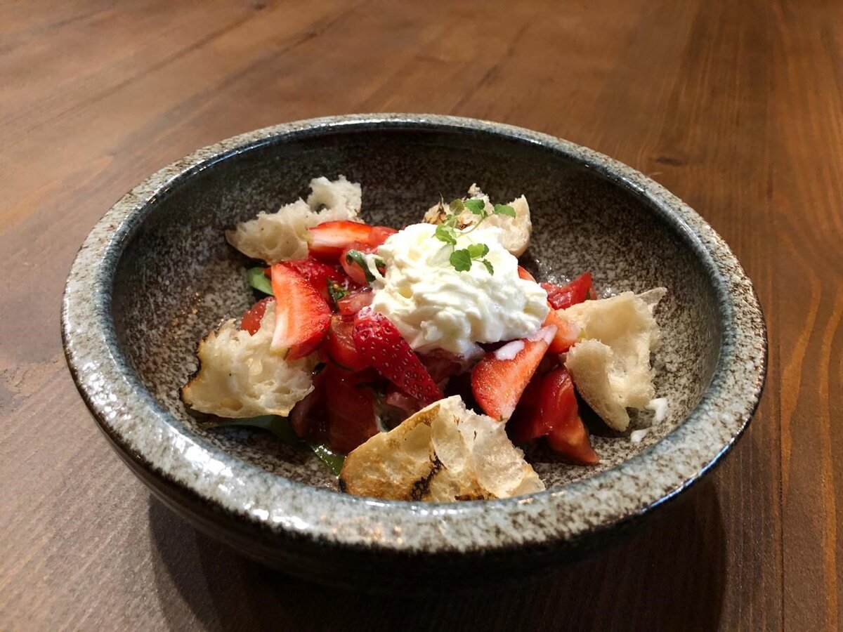    Летний салат с клубникой и помидорами