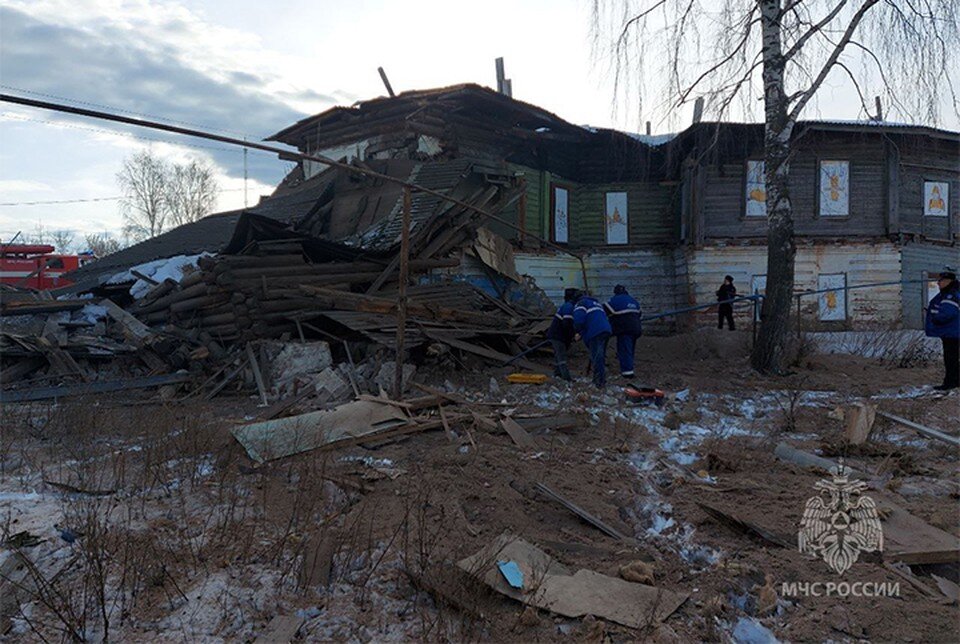     Два человека пострадали при взрыве газа в расселенном доме в Лукояновском районе.  ГУ МЧС по Нижегородской области