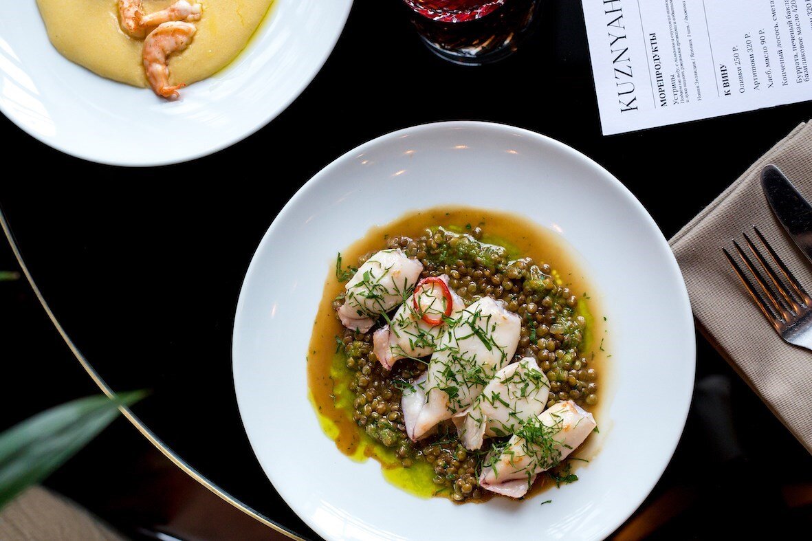    Кальмар на гриле с рагу из чечевицы и луковым маслом