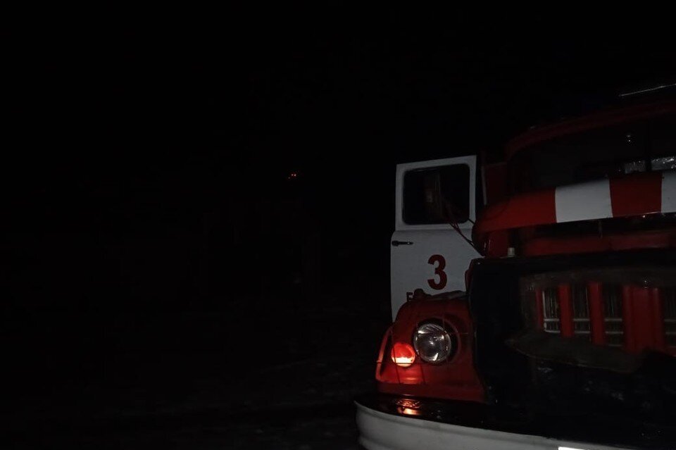     Пожарные вывели жильца из горящего дома под Липецком  Пресс-служба ГУ МЧС Липецкой области.