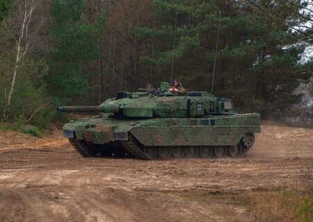    Ермак требует от Запада сотни танков