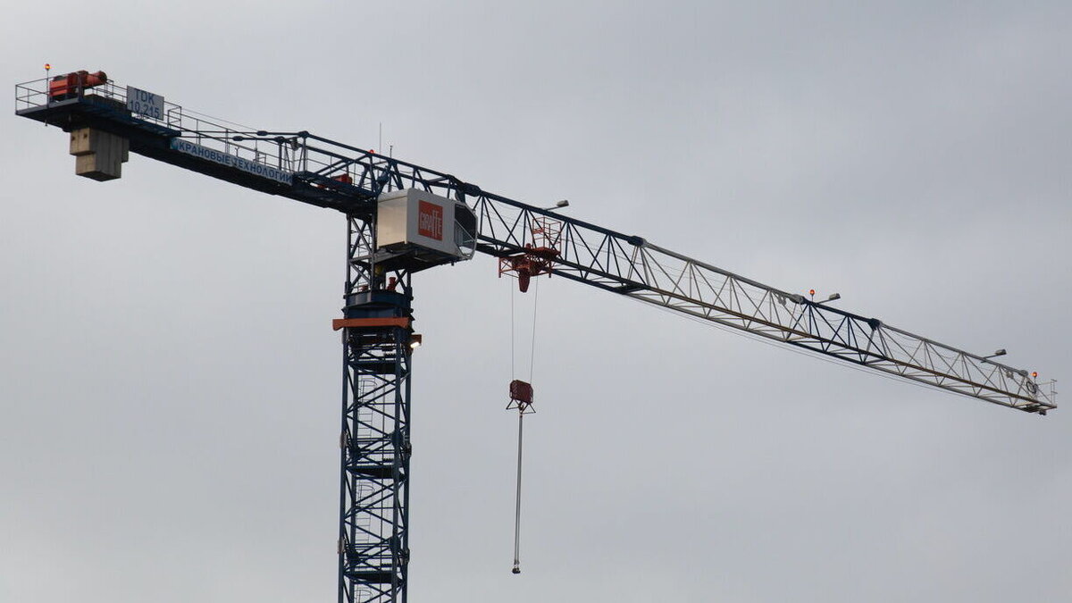     Строительство затянулось из-за местоположения образовательного учреждения, а стоимость контракта ощутимо выросла из-за цен на материалы.