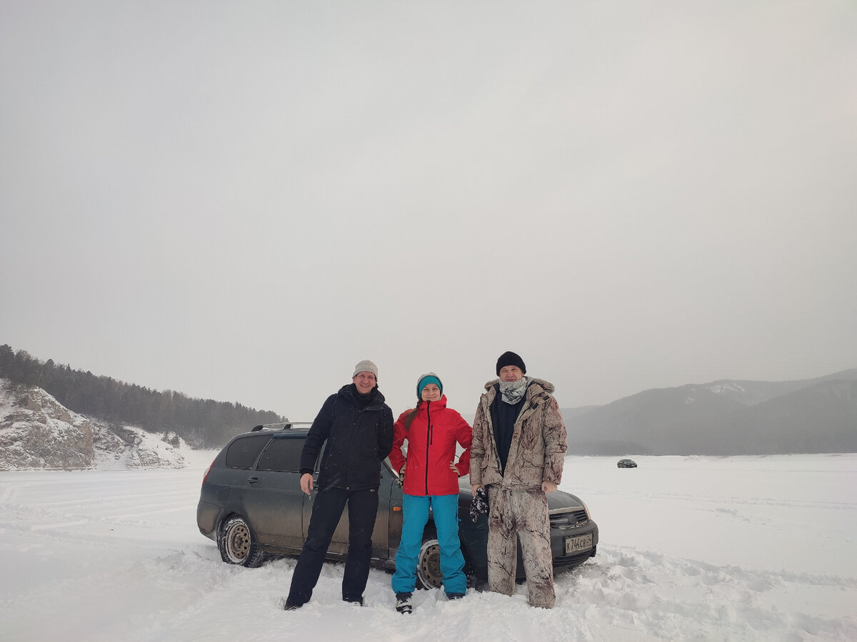 Сергей, Наталья и Олег позируют на льду Красноярского водохранилища