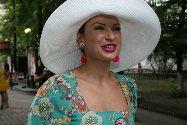 В этом году ей исполнится 54 года. 